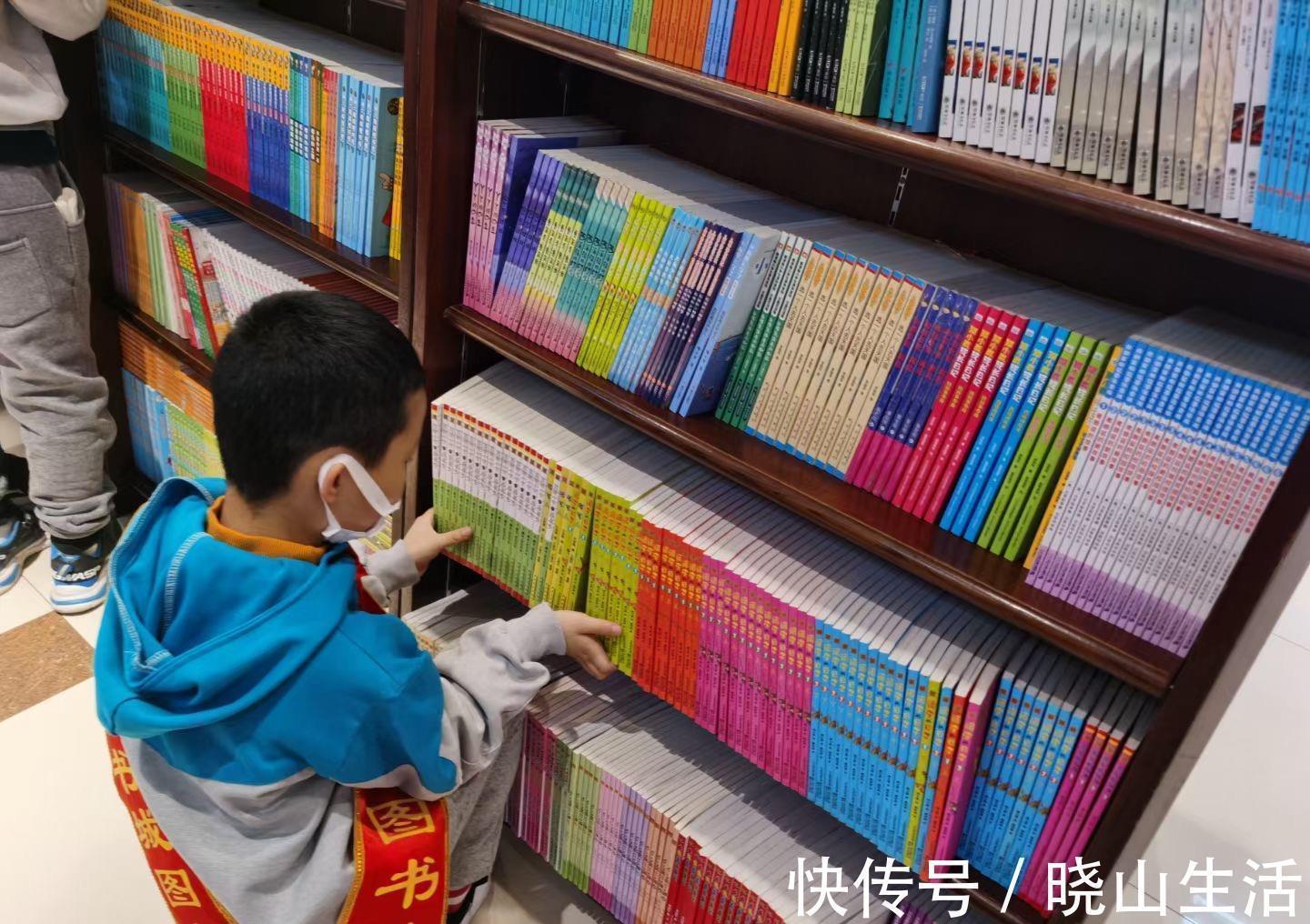 小女儿|男孩花1万多买卡片:没有培养孩子财商的觉悟,只能坐等上当!