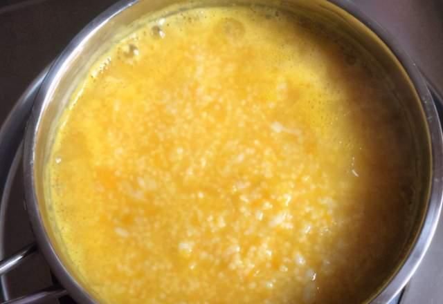 熬小米粥时,外行人只会用清水,牢记这3点,粥香浓黏稠,米油厚