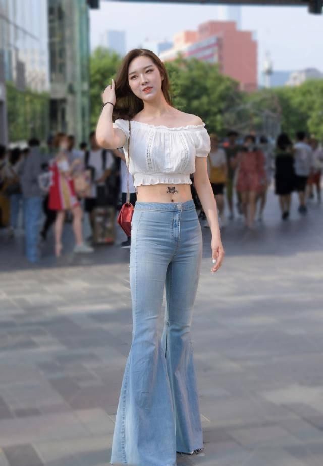 路人街拍，清爽的白色裙子搭配小披肩，轻松塑造出时尚达人的气质