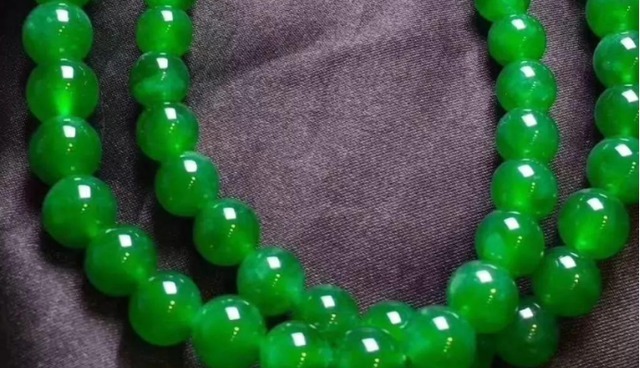 翡翠$翡翠珠链看起来华贵漂亮,但是价格太高了,适合什么样的人佩戴!