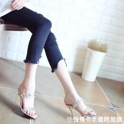 线条 女人的鞋柜里不能少的透明高跟鞋,拉长双腿线条,展现纤细玉足