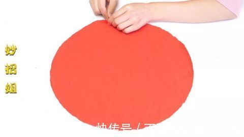 旧衣服不要扔!把锅盖放在上面简单缝一缝,有一个神奇的妙用