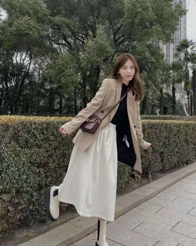 被“黑白配”穿搭圈粉了,学会这些搭配小心机,轻松展现高级时尚