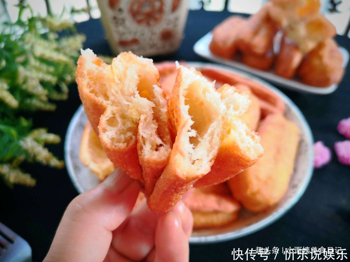 炸油条用泡打粉、小苏打全错,油条店老板教你正确做法,金黄酥脆