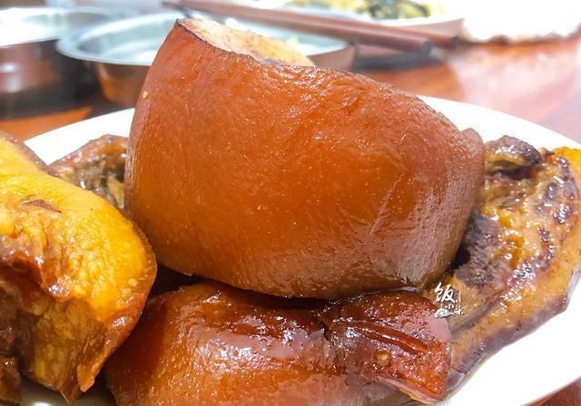 在家|卤肉店的熟食色泽漂亮,老板透露多加这一样,自己在家也可以做