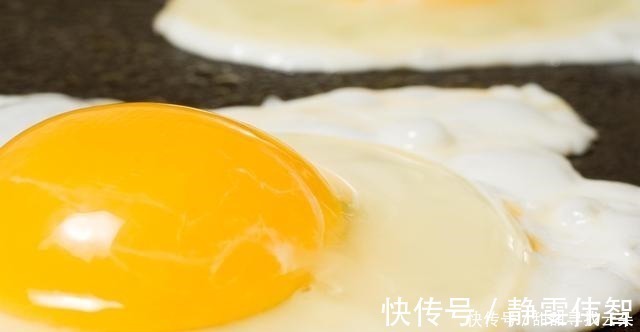味道|煎鸡蛋时，最忌讳直接下锅，多做1个步骤，鸡蛋金黄味道更棒！
