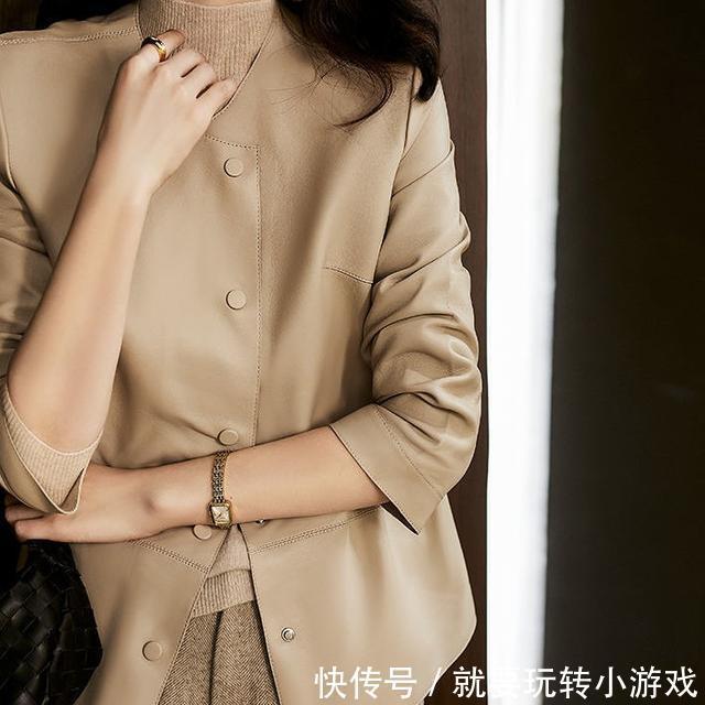入秋火了一外套，叫“软皮衣”，推荐70后妈妈穿，遮肚显瘦又时髦