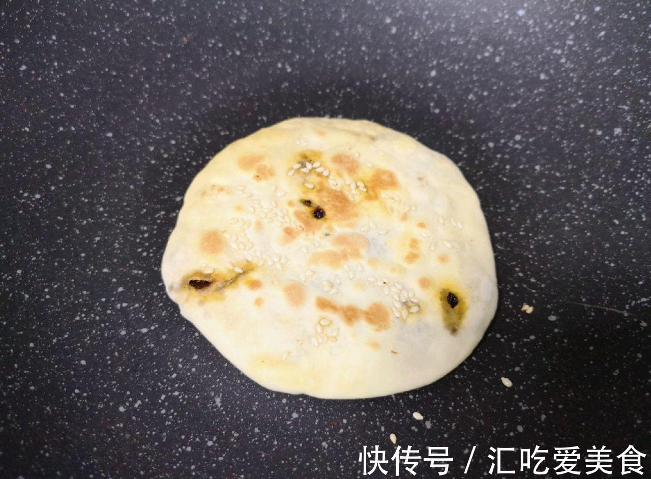 自制梅菜肉酱烧饼，在家也能吃到特色小吃，鲜香适宜，味道很棒