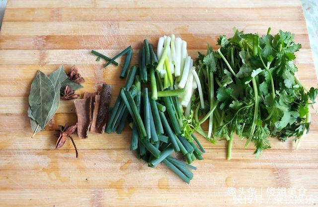 炸辣椒油时,万万不可直接浇热油,多加1步,辣油香辣红亮特解馋