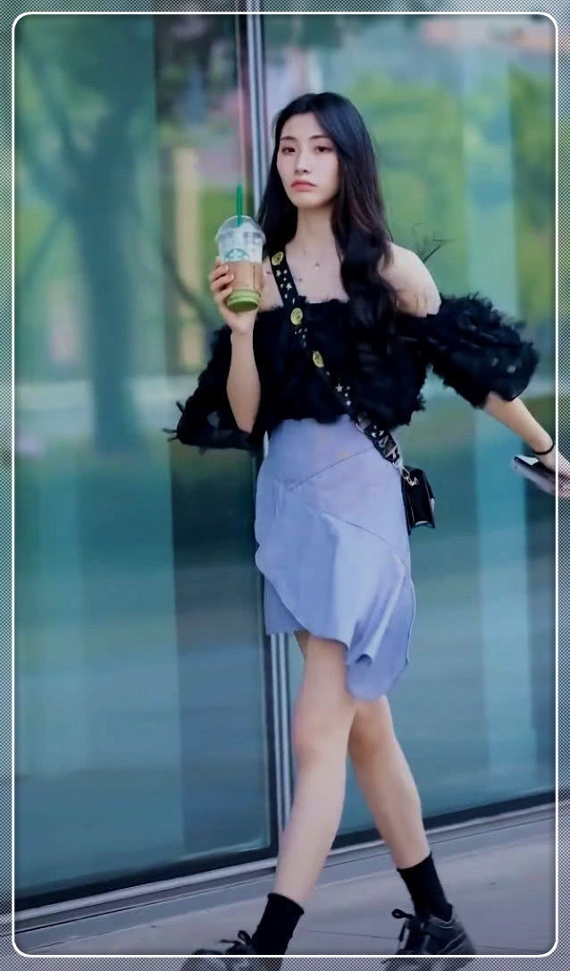 短裙|路人街拍黑色上衣搭配不规则短裙,潮人们的时尚真是美炸裂了