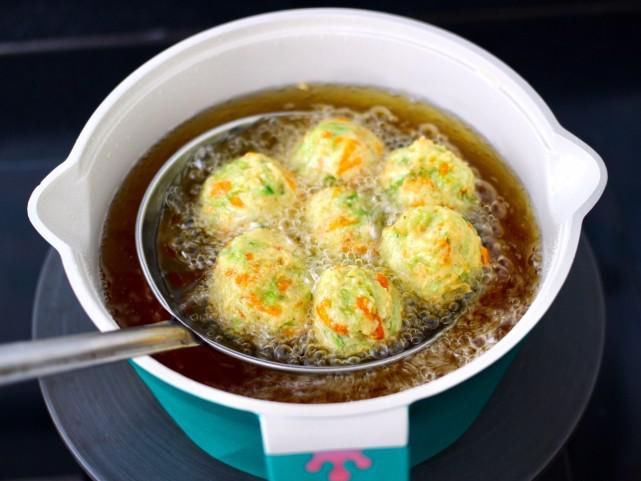 萝卜|炸丸子只知道用面粉,加上它,炸出来的丸子外酥里嫩,凉了也不硬