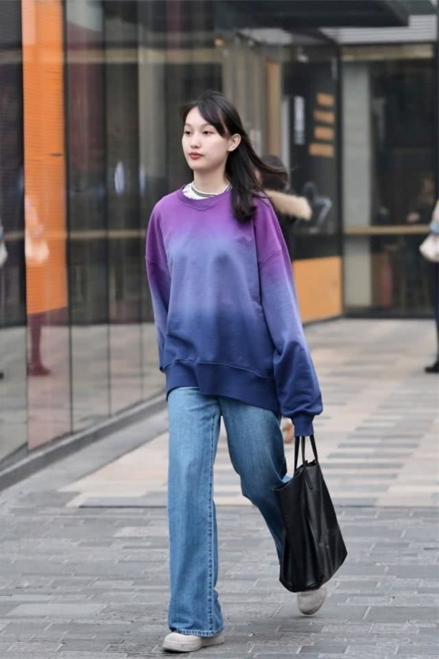 背心|气质出众的小美女，牛仔半裙搭配蓝色背心，非常的帅气