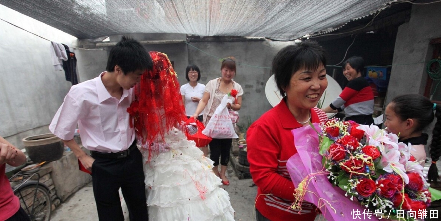 最尴尬婚礼现场来袭,新娘不愿朝公婆下跪行礼,却获得网友力挺