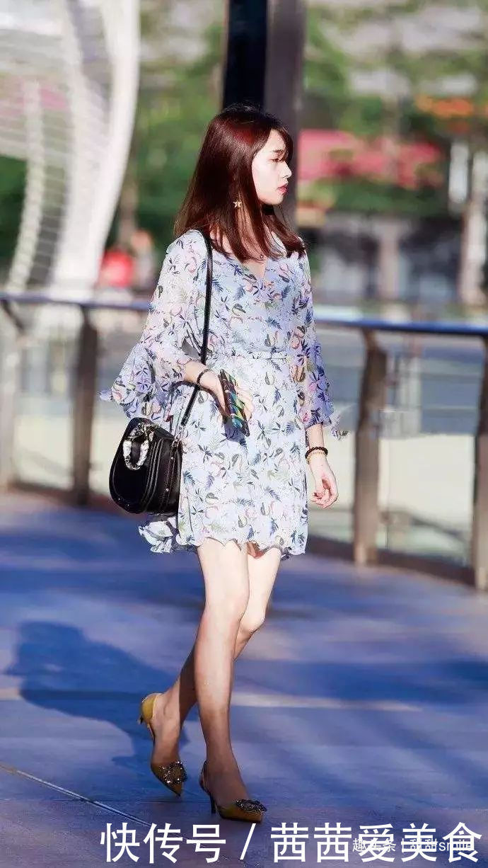 美女一双一字带的高跟凉鞋穿搭在脚上,能够凸显出她的身高与魅力