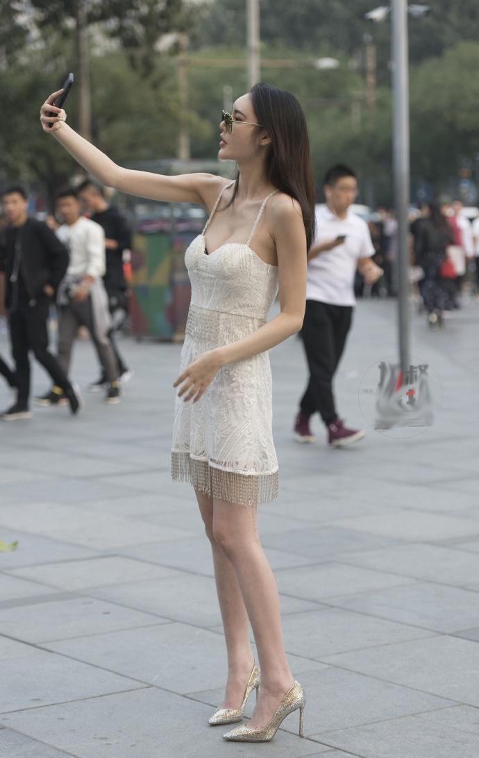  长裙|街拍：喜欢穿低领长裙的小姐姐，身材都很迷人