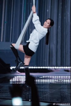 那英《浪姐2》C位成团，不惧界限乘风前行