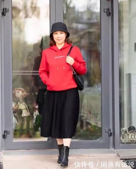 时尚 65岁奶奶用一件“红卫衣”,搭出阿姨辈的精气神,照穿减龄又洋气