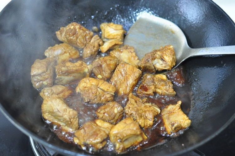 土豆跟排骨一起烧，色香味俱全，越吃越香