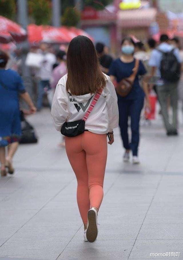 清新的瑜伽裤装扮低调不失高贵，秀出阳光的气质，气质不凡