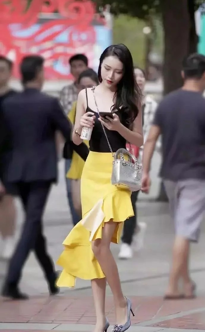 街拍：风吹裙摆美发飘，时髦佳人，你的美丽像丁香