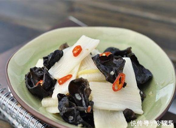 年夜饭菜谱:辣子鸡翅,酥皮沙龙海肠,杂菌红烧肉