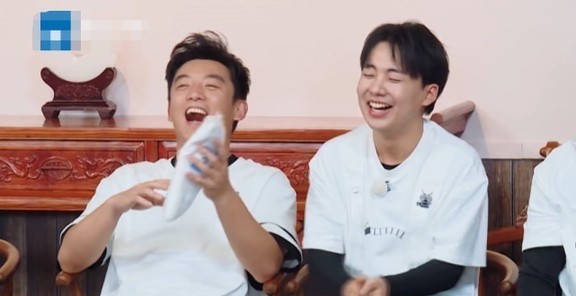 baby台上摔倒,跑男兄弟都在大笑,只有阚清子反应让人揪心!