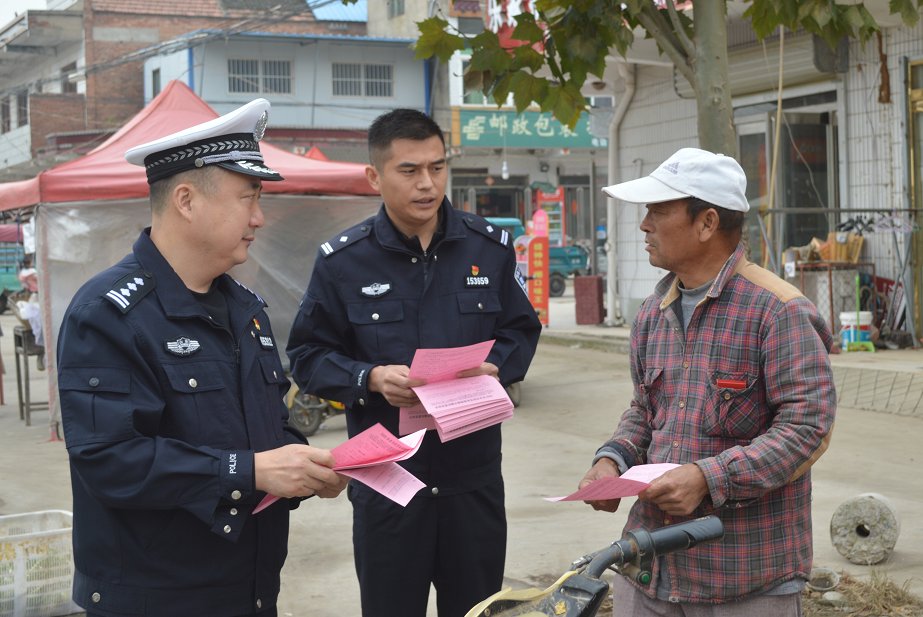 菏泽交警开展美丽乡村行交通安全宣传活动