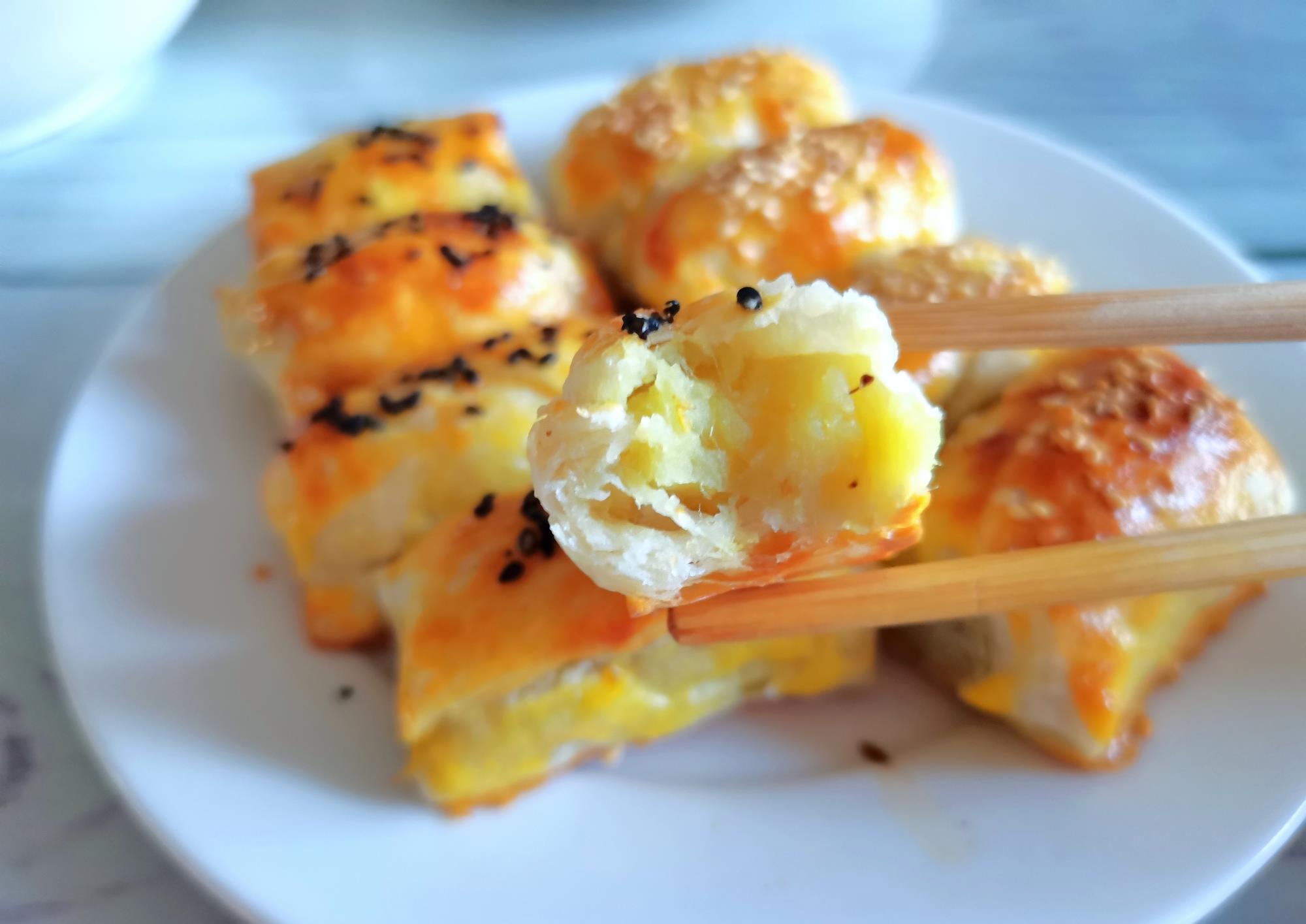 手抓饼的经典吃法,简单一卷,10分钟上桌,外酥里甜,外面买不到