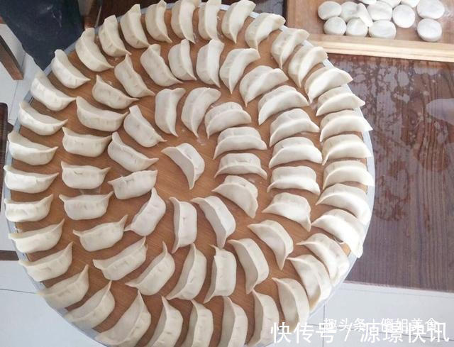 食用油|做素馅饺子时,别只会放鸡蛋,多加“1样”,比肉饺子还香