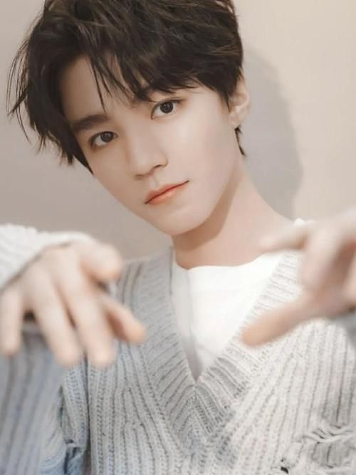 眼型多种多样，桃花眼朦胧惊艳很是治愈，这两种是颜值的硬伤