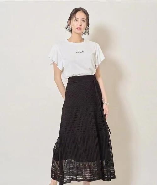 中年|建议中年女性，今夏多穿“极简穿搭”，看着简单却不失知性优雅