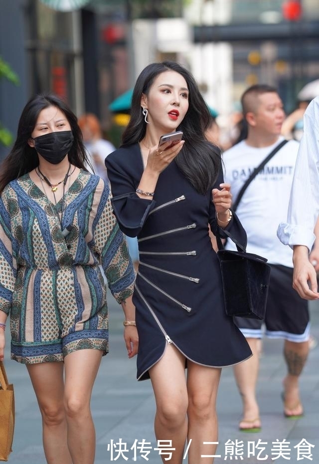 简洁风格的青色连衣裙，配以六条拉链做装饰，精致而又颇具正派