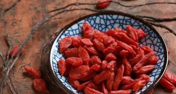 胜过|晚上吃枸杞，胜过人参汤？牢记2个原则，发挥枸杞最大功效！