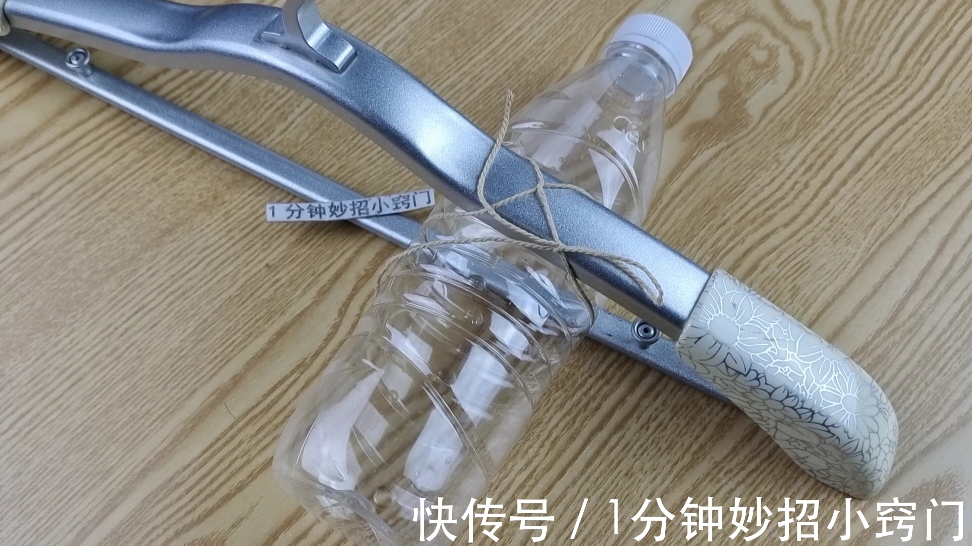 实用|在衣架上挂两个塑料瓶,放在阳台太实用了,解决生活中的大难题