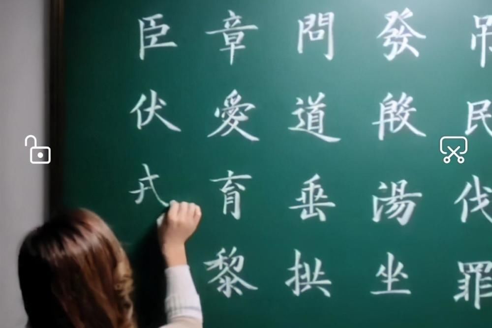 笔意|女教师秀粉笔字，一手精湛的欧楷，点画劲挺，让同行都羡慕不已
