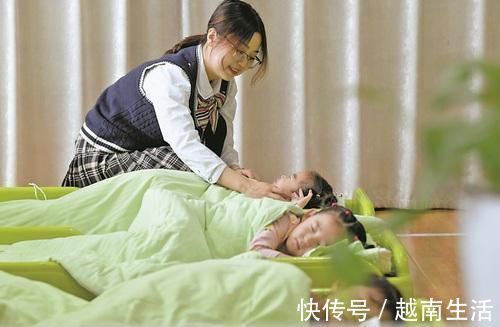 外套|给娃买的外套,被幼师穿在别的小朋友身上,宝妈一番话让她羞愧