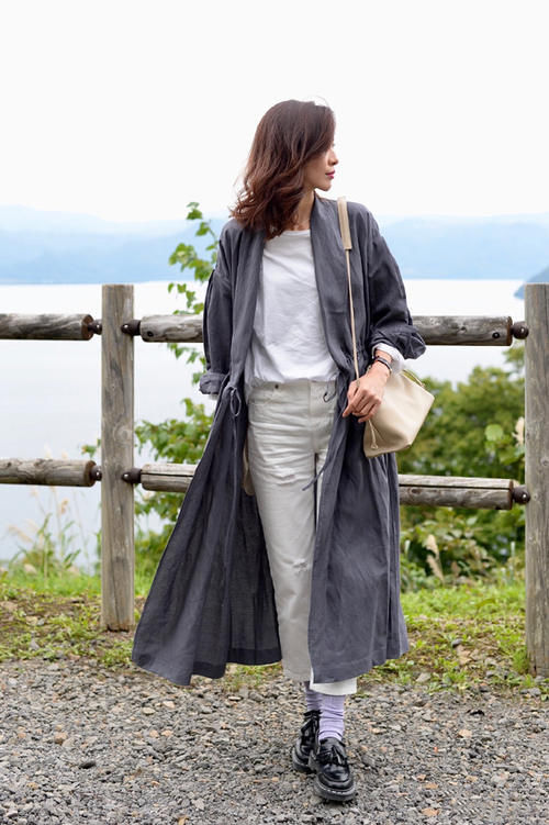 别再穿阔腿裤了,很挑人!试试今年流行的“白烟管裤”,时髦百搭