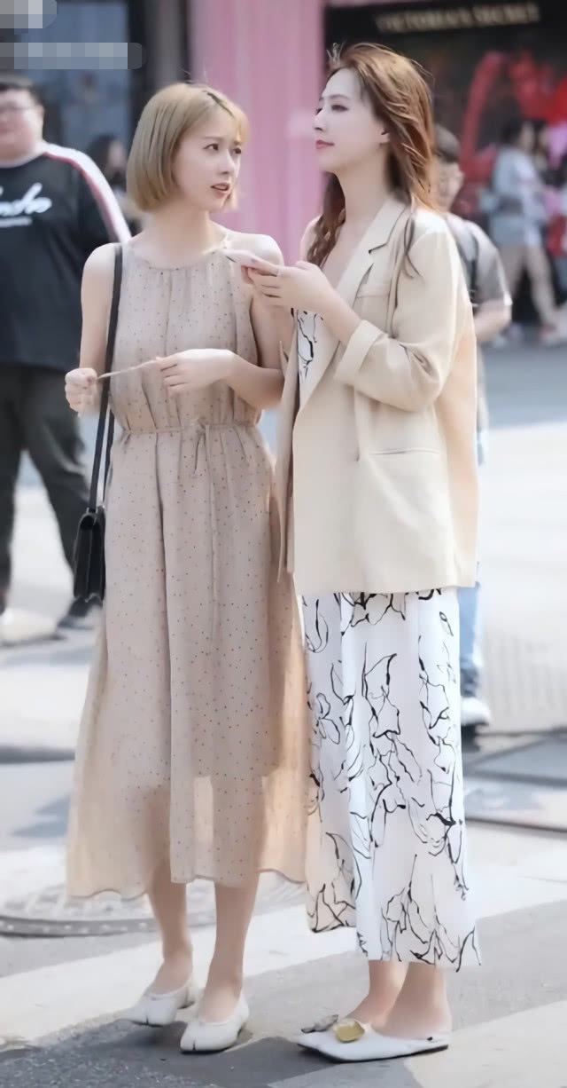肩膀|闺蜜街拍两人都穿仙女裙,右边因穿了件外套,输给了左边