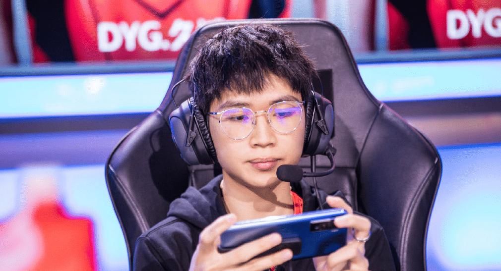  当中|DYG惨遭AG零封，久诚怒怼黑粉，萧玦1句话让粉丝泪目！