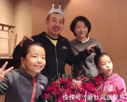 刘国良|刘国梁晒10岁双胞胎女儿,8岁获世界冠军,不料妻子身价也好几亿