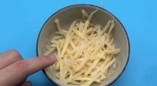 切了这么多年的土豆丝,才知道土豆上插根筷子这么厉害,学会受用一生!