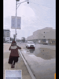 |搞笑GIF:女朋友不能为你挡风遮雨,要女朋友有什么用呢?