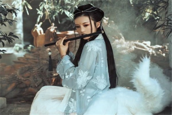 不敌|修行功力都很浅,蜈蚣精为何几乎要了白素贞的命,却不敌胡媚娘?