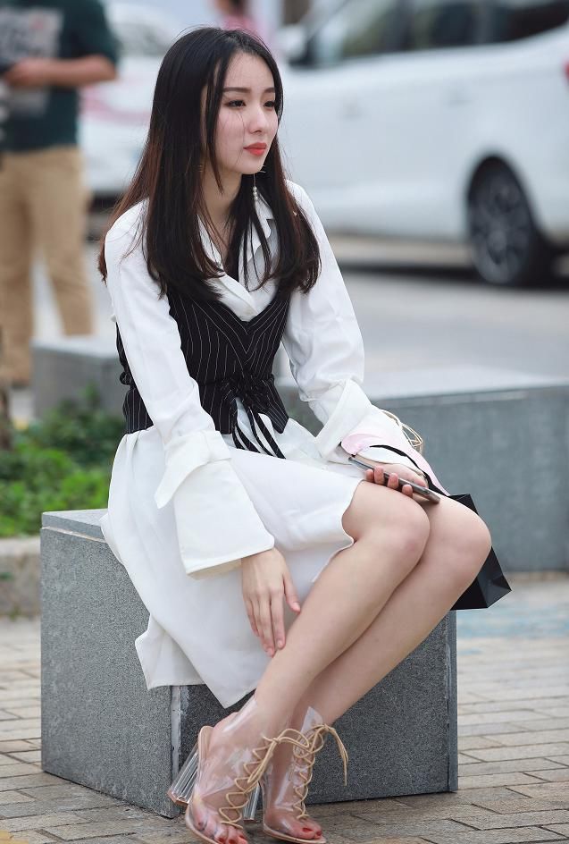 衬衫连衣裙搭配透明高跟鞋，长发美女气质尽显