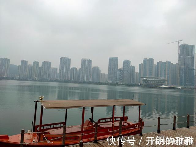 梅溪湖@《五绝·冬日游梅溪湖》逍遥碧水边,湖清树自闲