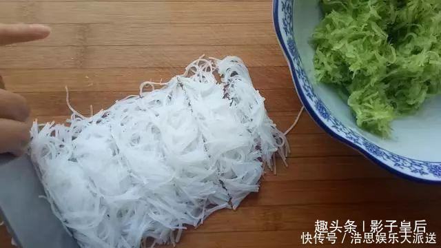  孩子|突发奇想用萝卜做成煎饼，没想到出奇的好吃，孩子每天都闹着要吃