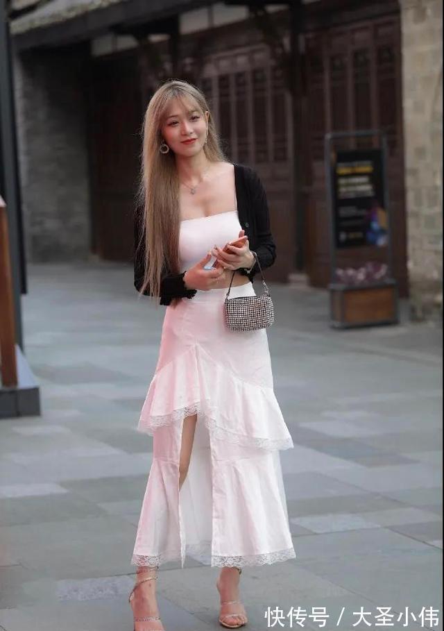 街拍 美女街拍:白与黑,性感成熟又青春,这样的小姐姐多来几打!