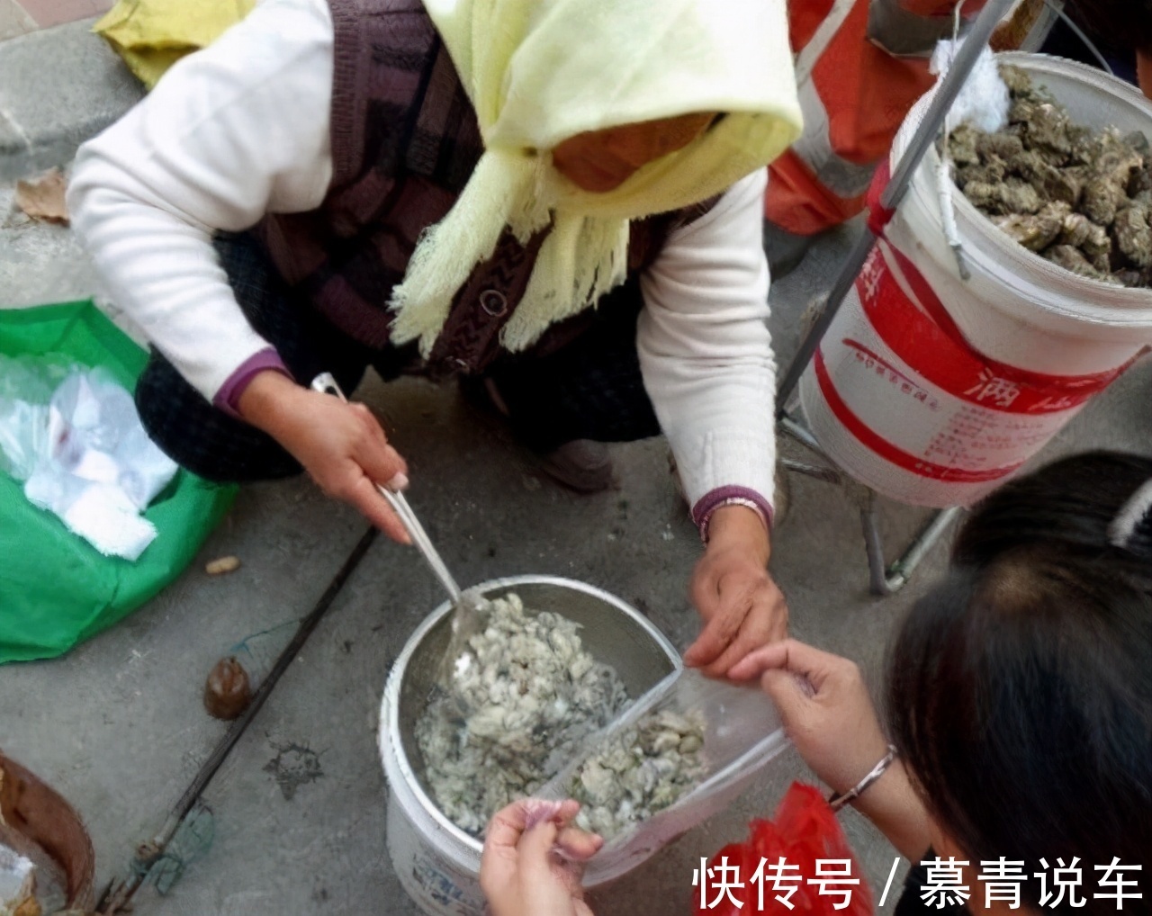 褶皱|洗生蚝肉时,放淀粉只对了一半,加点“它”,脏东西自己跑出来