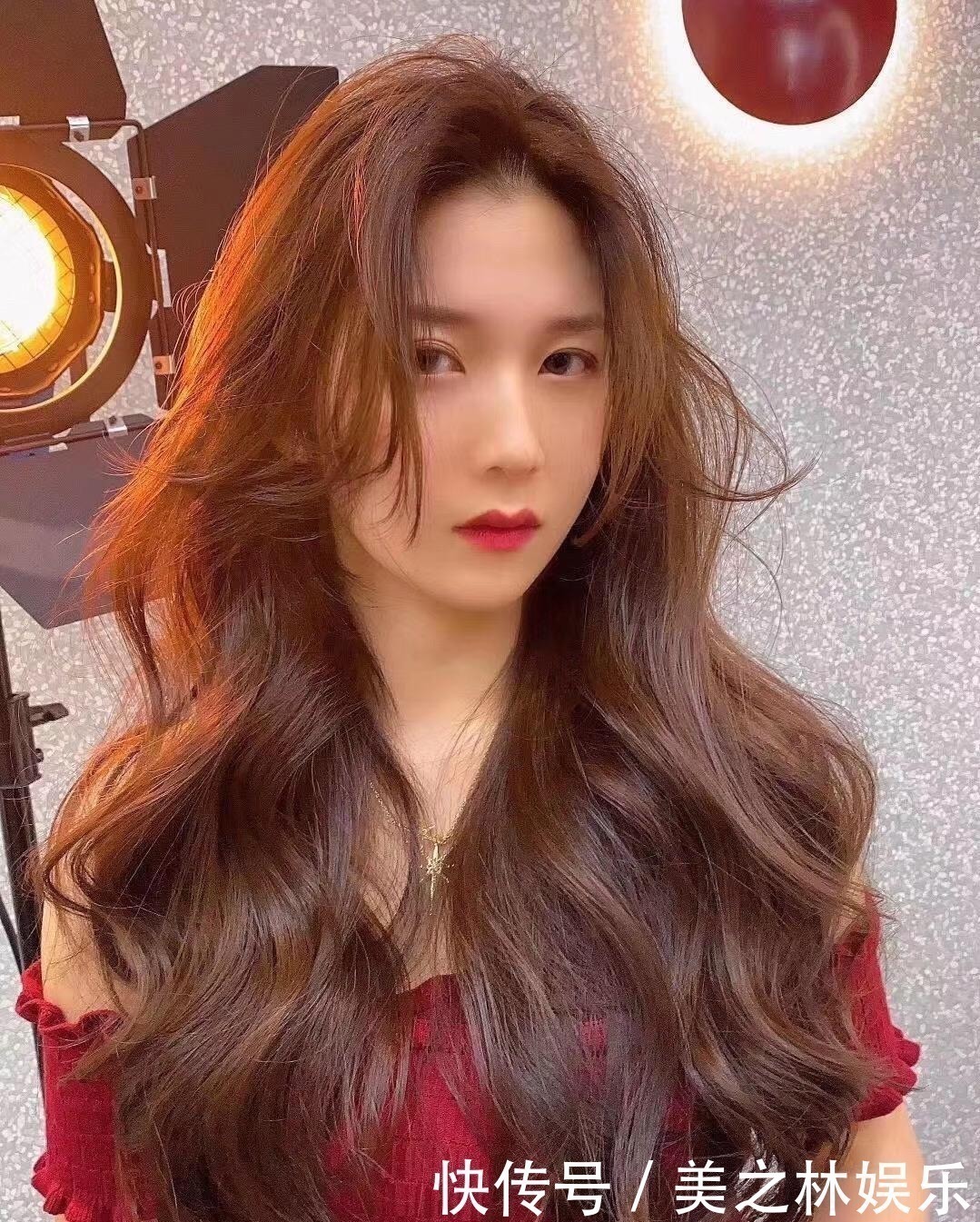 发型 秋冬女发别乱剪了，新时尚发型27款送给大家，无论长短都心动