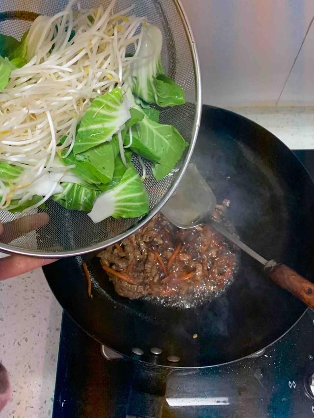 适量|在家做炒面,要是这样炒,面条更劲道,再也不粘锅